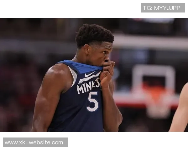 森林狼爱德华兹因右腿筋紧张首节伤退将缺席本场比赛