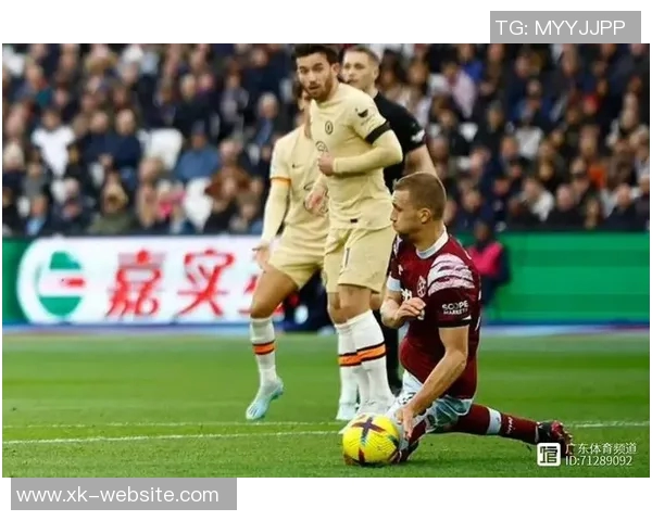 VAR争议再起柏林联主帅怒斥越位判罚影响比赛公平性