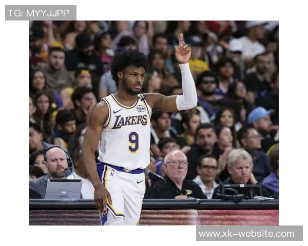 布朗尼被包夹失误库里反击背传希尔德意外失球引发争议