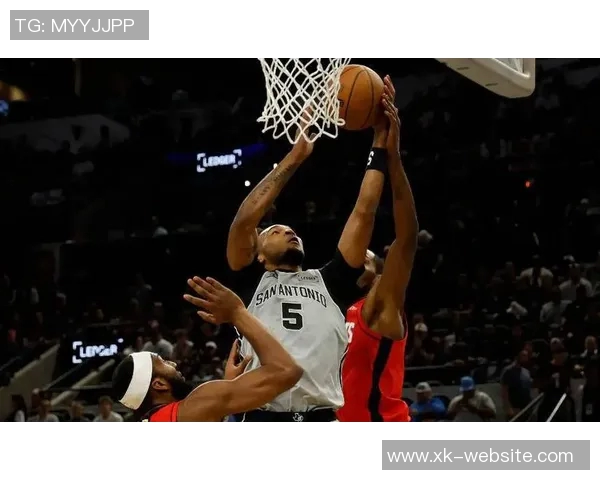 卡斯尔表现不佳失误频繁12投仅5中贡献16分5篮板6助攻1抢断1盖帽