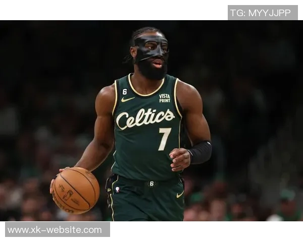 杰伦布朗三分球表现出色并为豪泽破纪录加油的精彩瞬间